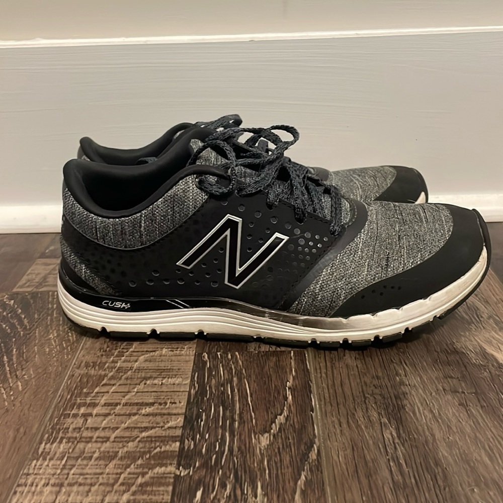 New Balance sneakers/shoes. Women’s size 7. Navy Blue.